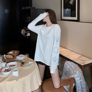樊樊 十字架梵文印花口袋长袖T恤女秋冬新款小众基础打底衫上衣潮