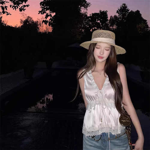 蕾丝拼接缎面荷叶边绑带背心女夏季小众度假风甜美减龄无袖上衣潮