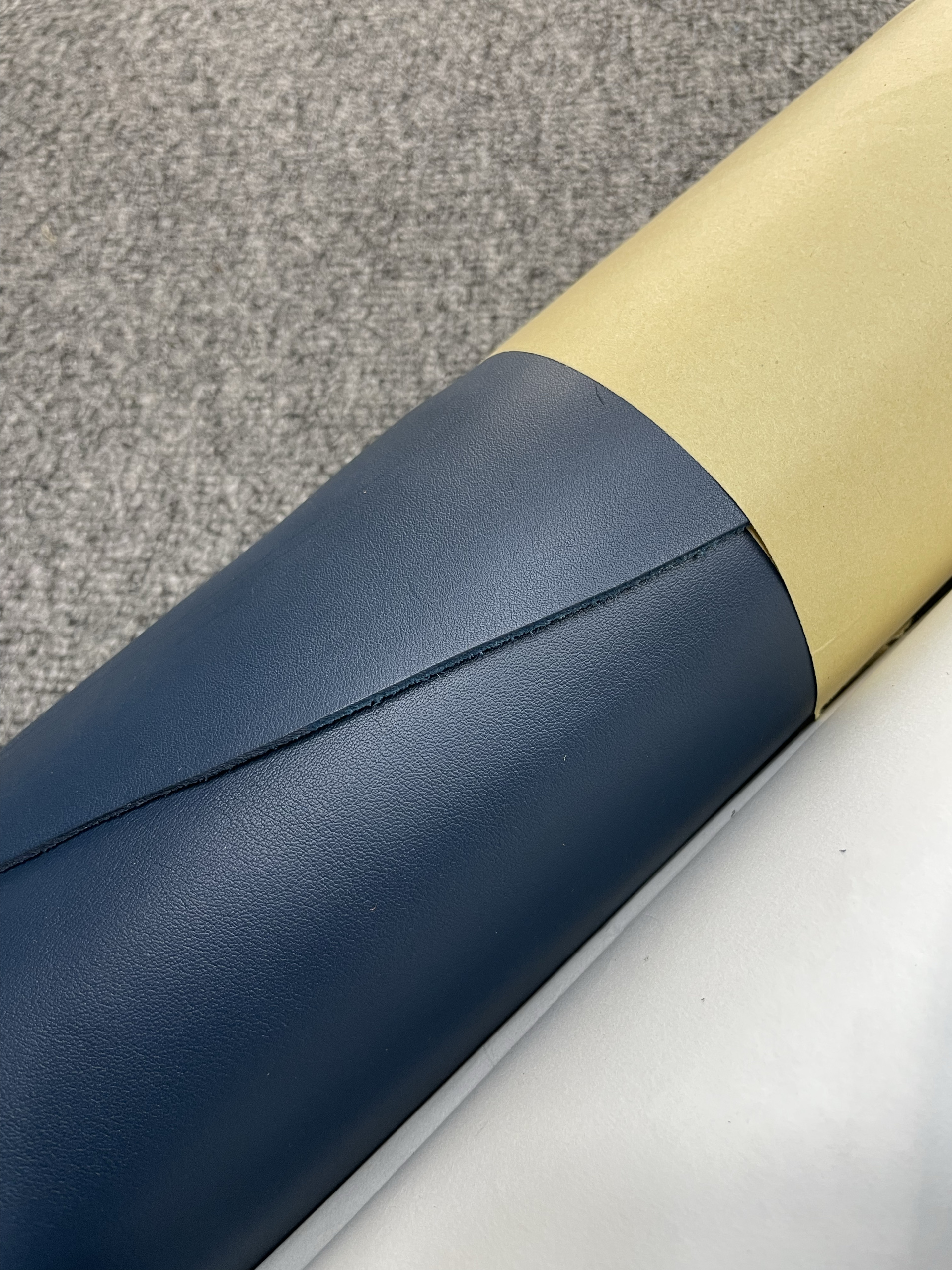 阳光皮料 意大利进口masoni靛蓝色粒面小牛皮 手感适中 厚度1.3mm