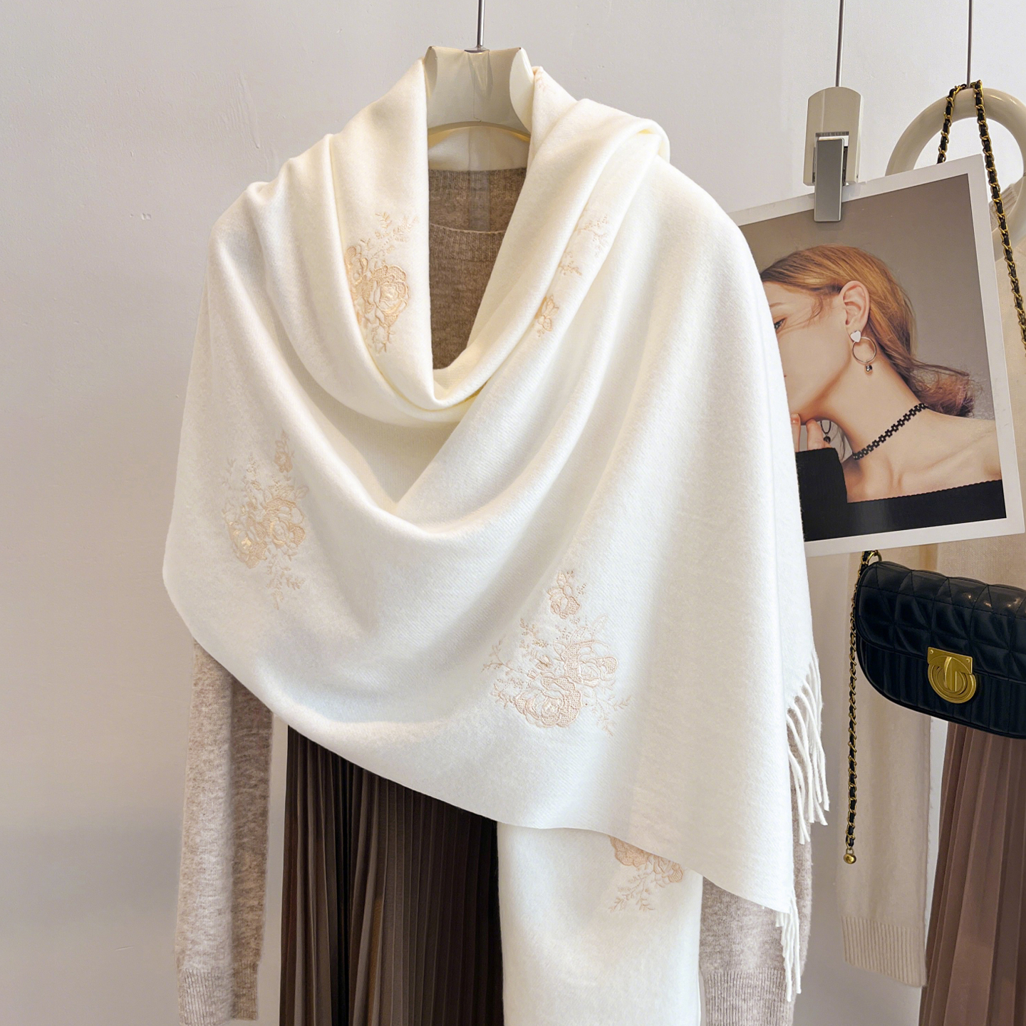 白色围巾冬季羊绒感搭旗袍披肩外搭女2025新款高级感妈妈斗篷披风