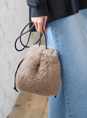 日本同步新款Honeys 女冬季保暖时尚绒毛束口包单肩小方包手拎包