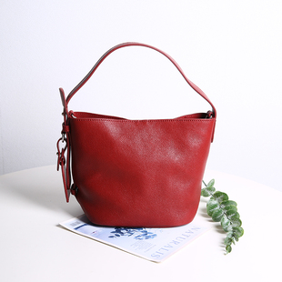新款 红色真皮水桶包女简约头层牛皮单肩斜挎包通勤手提包高级感