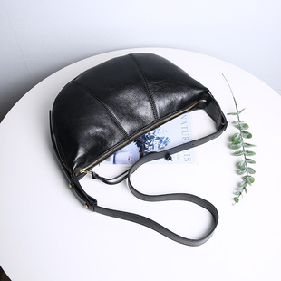 真皮月亮包女头层牛皮腋下包大容量小众设计单肩斜挎包通勤饺子包