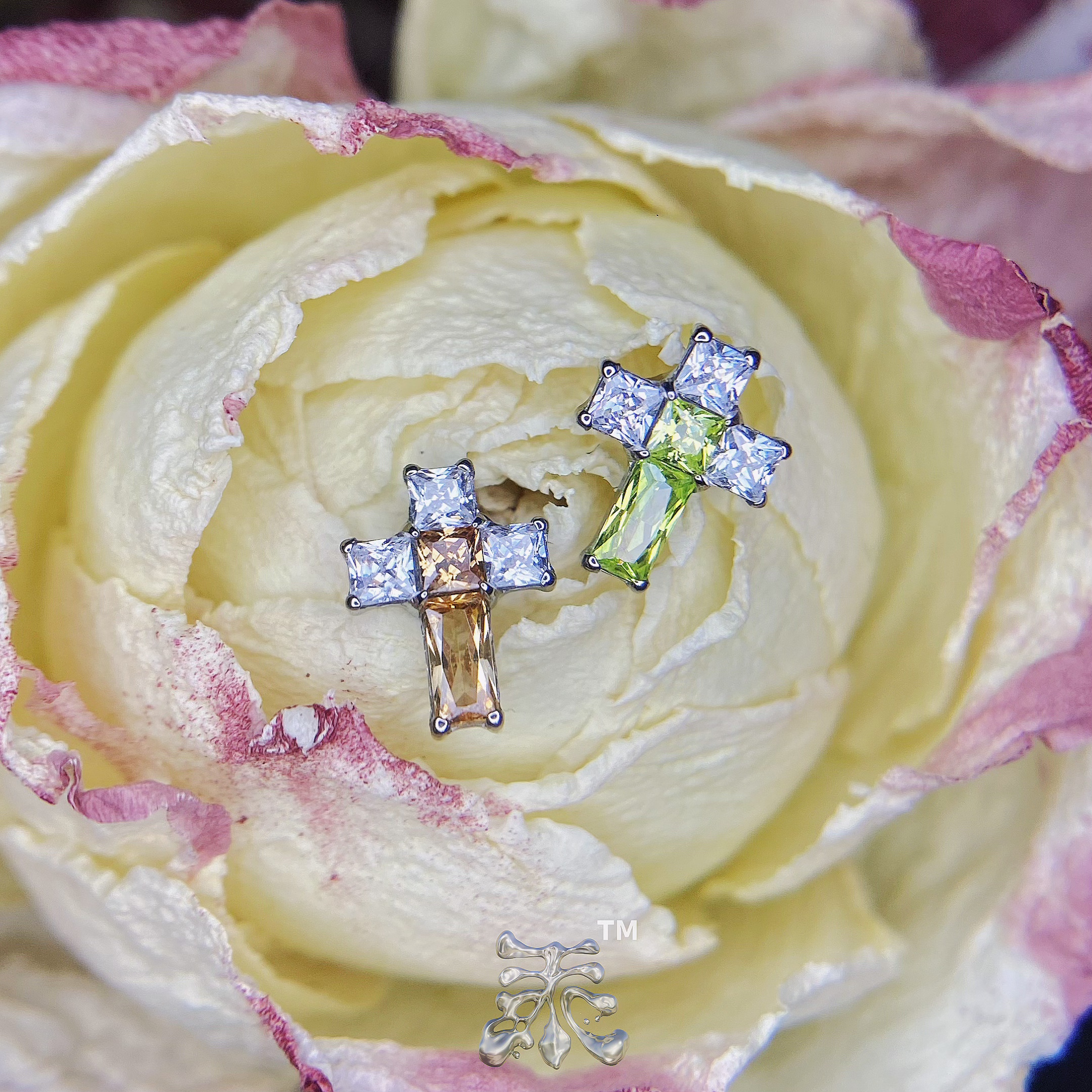 神秘美学 双色方晶锆石拼接十字架耳钉 16/18g植入级钛合金亚文化