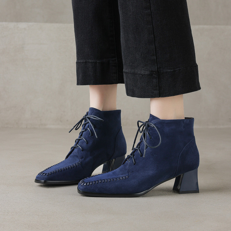 羊反绒5cm粗跟系带马丁靴女秋冬新款时尚蓝色编织方头及踝裸短靴