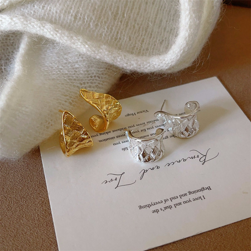 时尚韩系风日常通勤麻花纹路耳环女轻奢高级感不规则耳坠耳钉