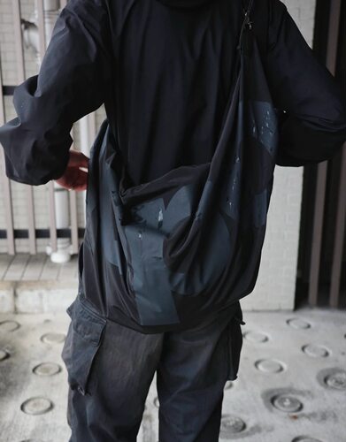 TOP日系小众机能风户外运动防水尼龙单肩包斜挎包大容量牛角包