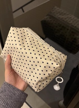 小方包简约bm同款爱心大容量收纳化妆包便携洗漱包可爱收纳包旅行