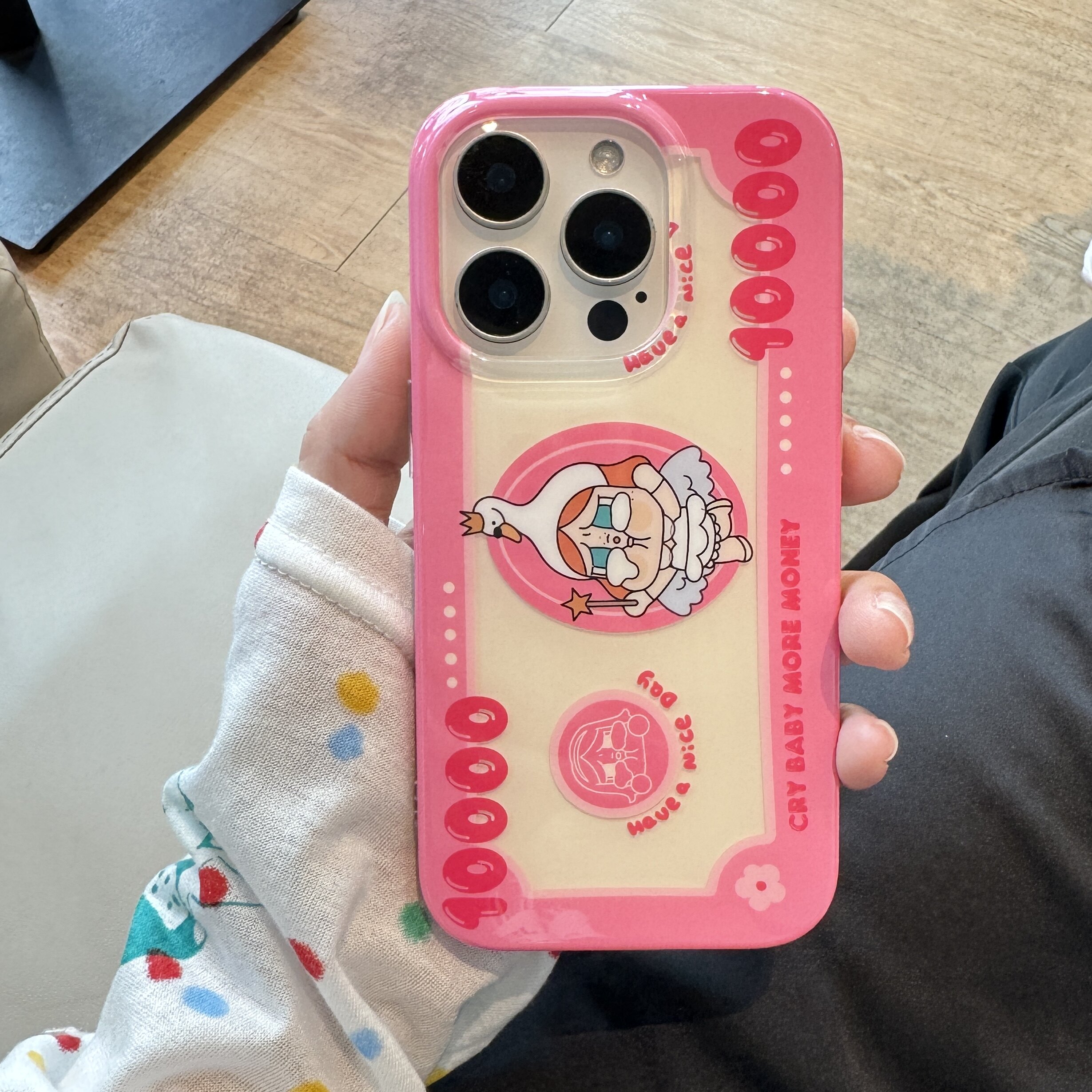 一家不会撞壳的店创意哭脸美元手机壳适用苹果16pro萌翻可爱小人P80p手机壳iPhone15plusM70可爱14保护套13