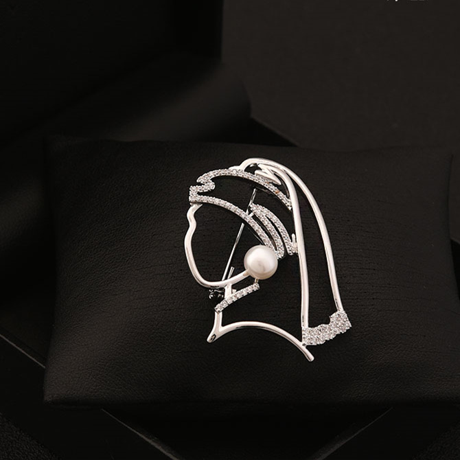 戴珍珠耳环的少女胸针别针