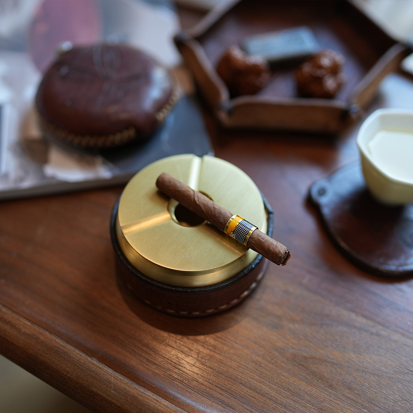 手工定制植鞣牛皮做旧复古黄铜烟灰缸桌面装饰创意礼品带盖烟灰缸