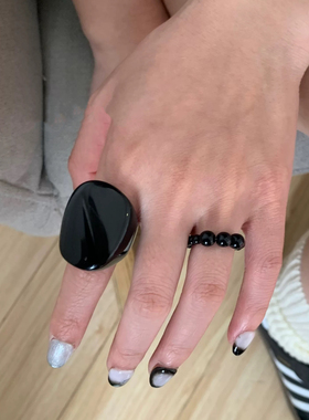 一套两个 黑色亚克力珠珠戒指大方型树脂食指戒韩国小众设计指环