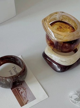 欧美简约气质小众设计高级感复古琥珀色亚克力手镯女2024年新款