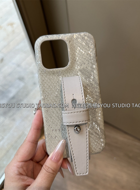 适用苹果16promax手机壳iPhone15Pro保护套14新款原创设计烫银蟒纹皮质豆豆钉灰色腕带贵气小众女生手腕外壳
