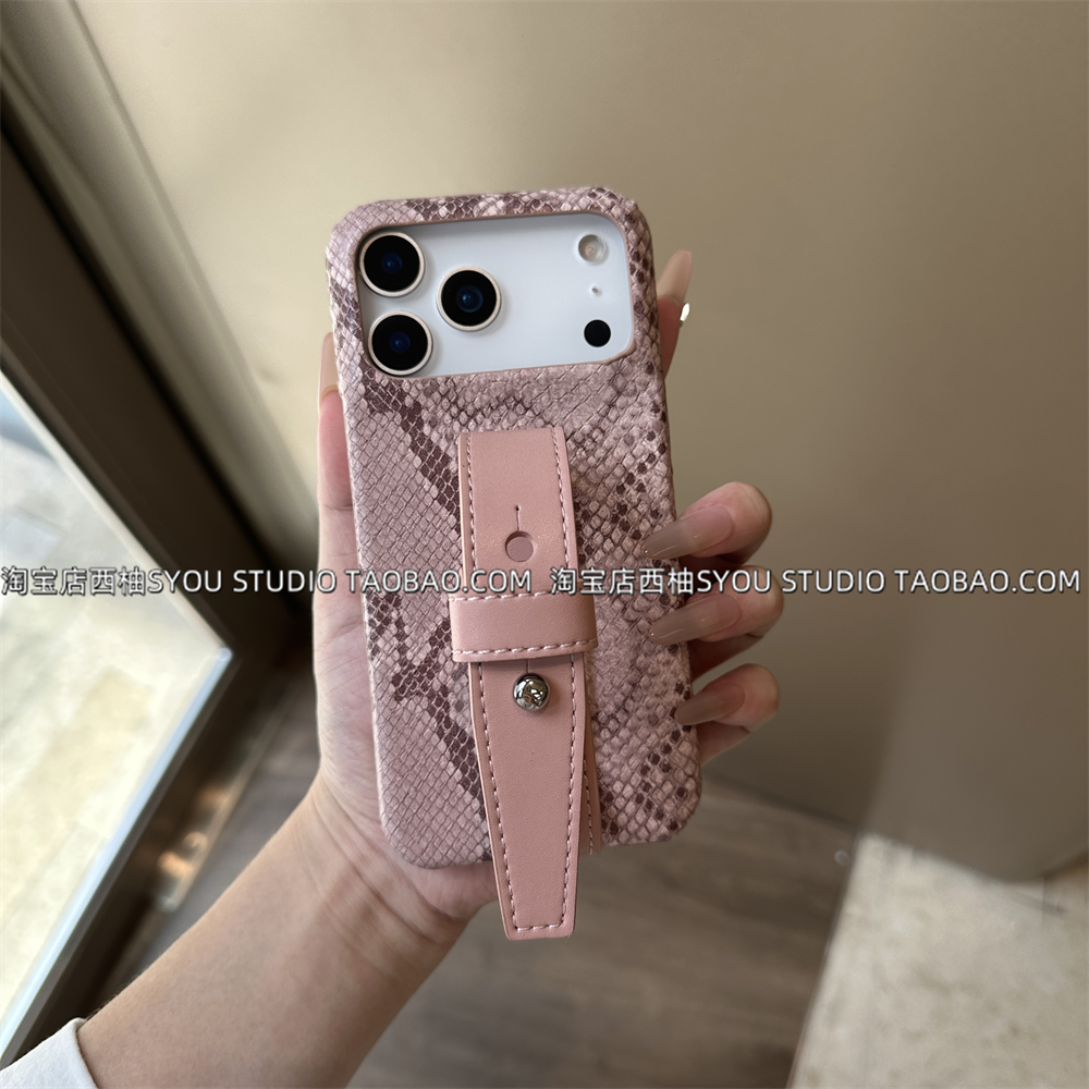 适用苹果17promax手机壳iPhone16保护套15新款原创设计砂粉蟒纹皮质豆豆钉皮质腕带轻奢贵气小众女生手腕壳