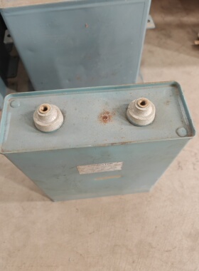 日本进口拆机油浸电容2500V 200UF 体积：240*90*280mm 重8.4公斤