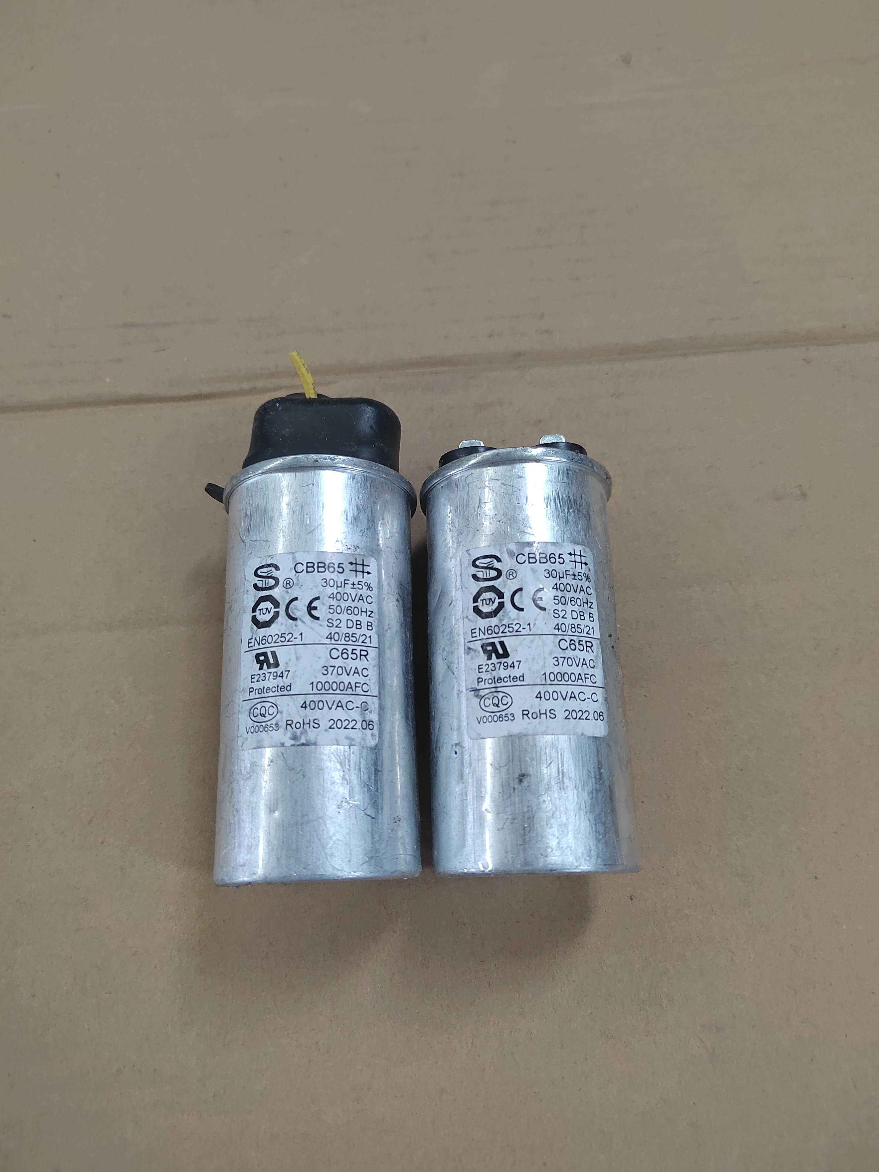 CQC油浸电容400VAC 30UF 体积：45*90mm 一只5元