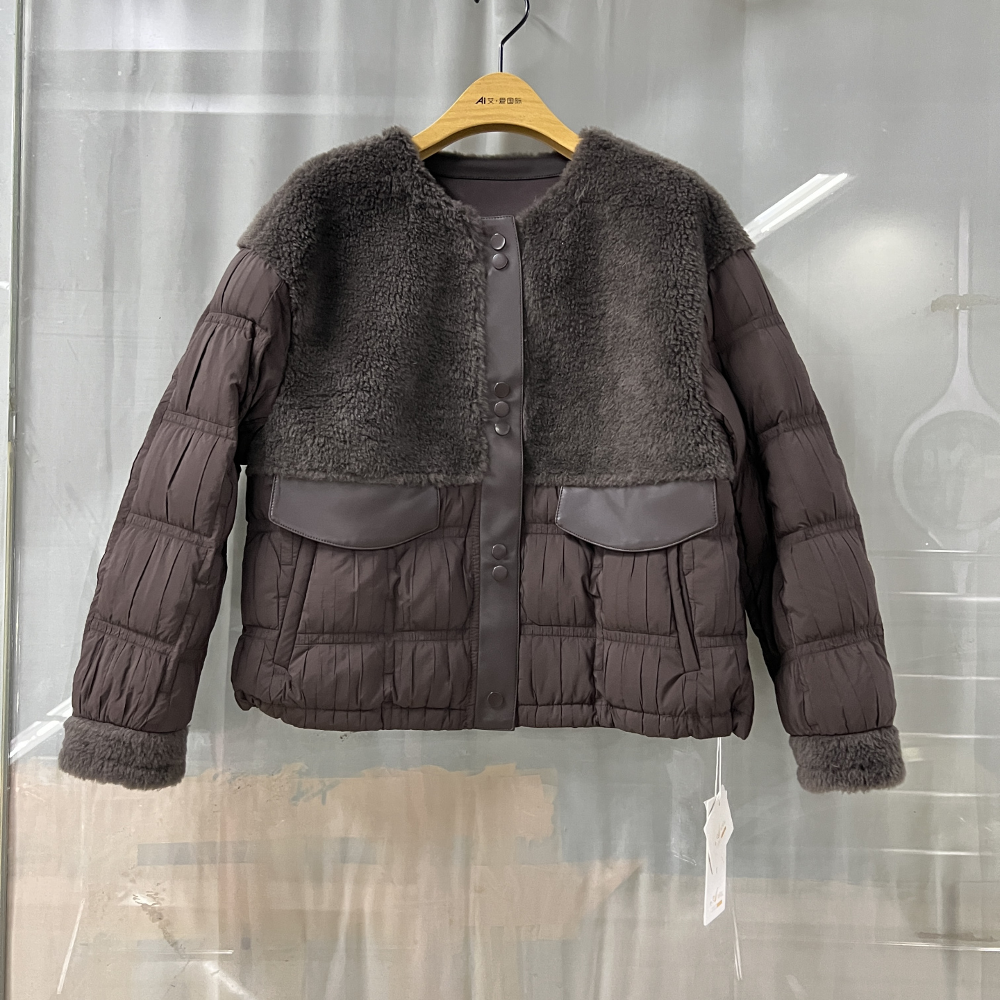艾薇儿25-0152商场专卖2025冬时尚女装保暖羊毛颗粒绒拼接羽绒服