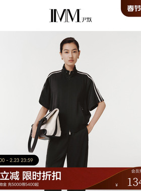 IMM尹默春醋酯纤维Naia黑色运动箱型小立领撞边式拉链外套上衣女