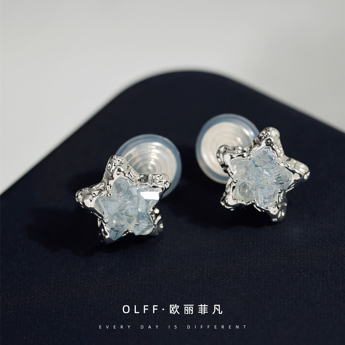 无痛耳夹小巧蓝色冰晶星星耳钉