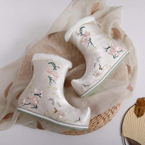 秋冬汉服靴子女短靴内增高软底舒