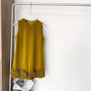 le rouge周美美 rich & chic姜黄色丝绒立体手工盘花背心连衣裙