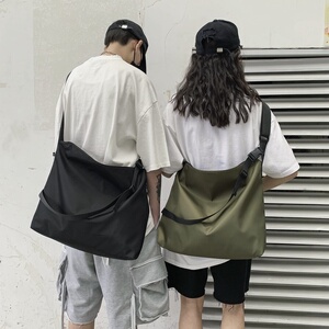 0535新款纯色尼龙港风潮牌大容量男女单肩包复古百搭斜挎包图片