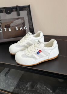 茵茵家2026春秋新款学生百搭透气轻便软底板鞋女网面休闲鞋德训鞋