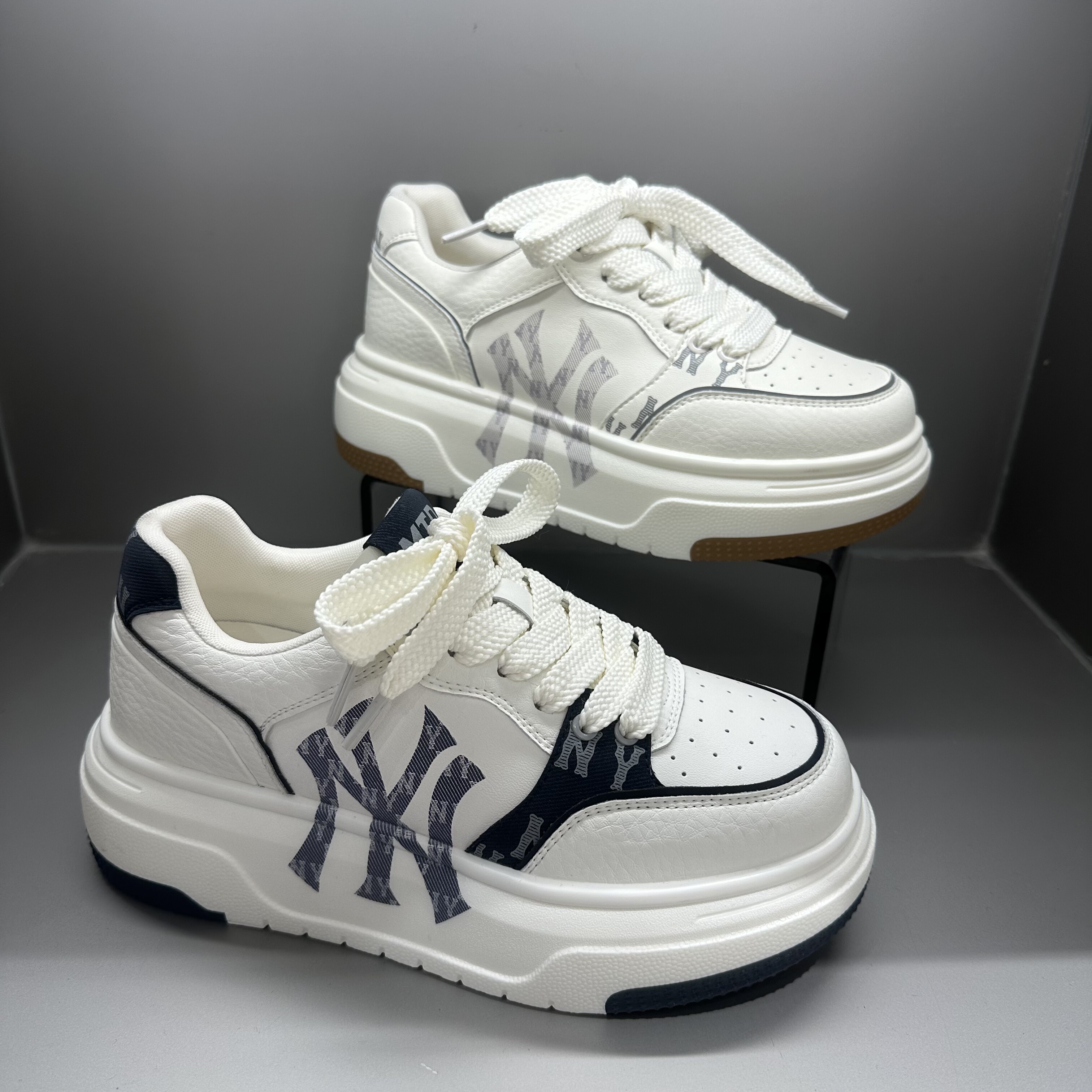 茵茵家2025新款欧洲站小个子增高圆头系带小白鞋女轻便休闲板鞋潮