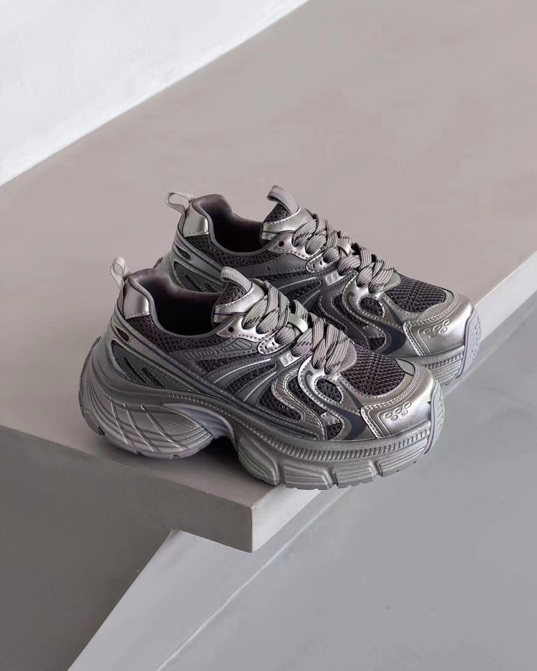 茵茵家2025秋冬新款韩版真皮圆头轻便加绒保暖老爹鞋女休闲棉鞋