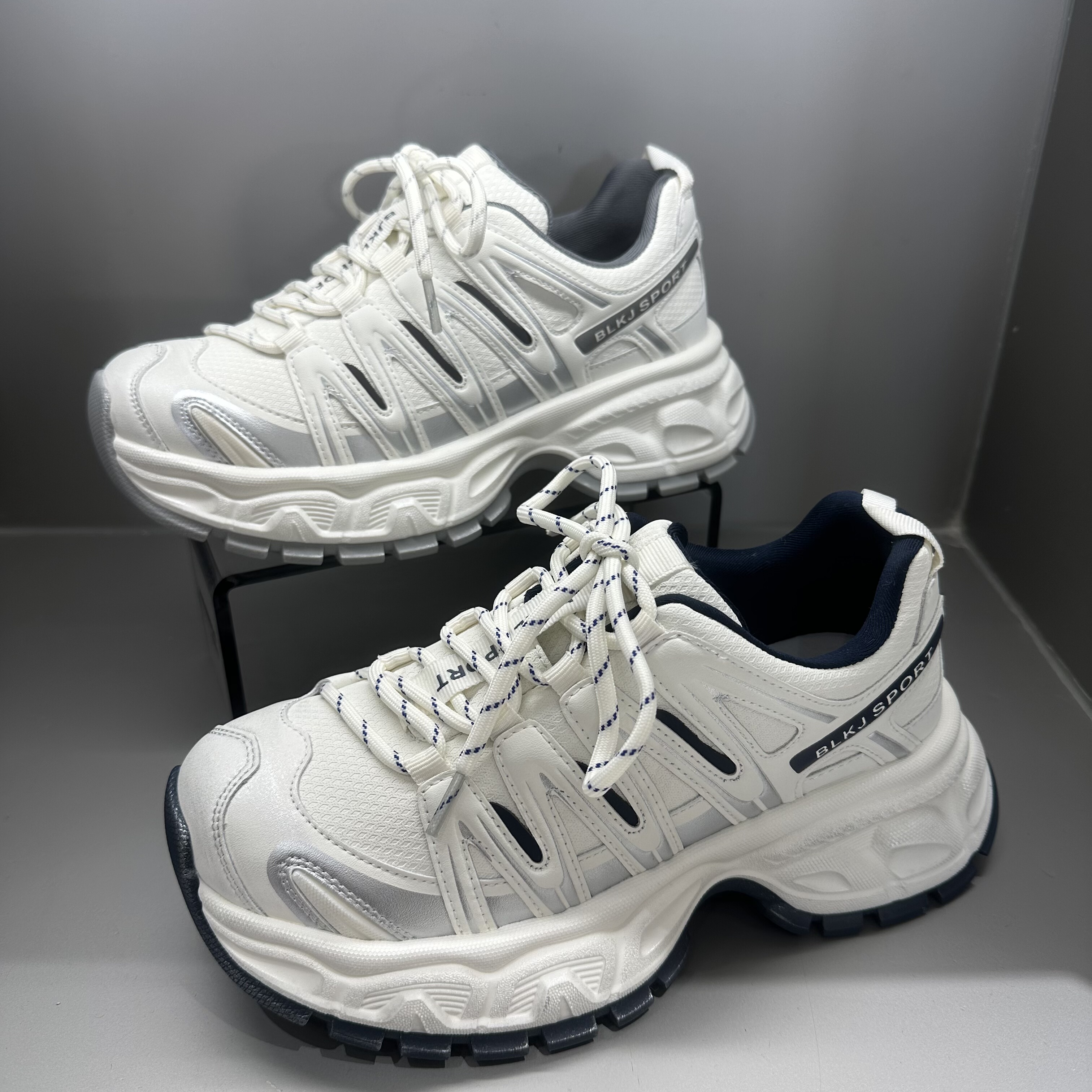 茵茵家2025秋冬新款欧货真皮圆头系带圆头老爹鞋女轻便厚底休闲鞋