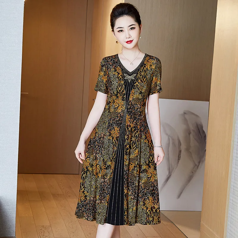 年轻妈妈夏装碎花连衣裙高贵中老连衣裙