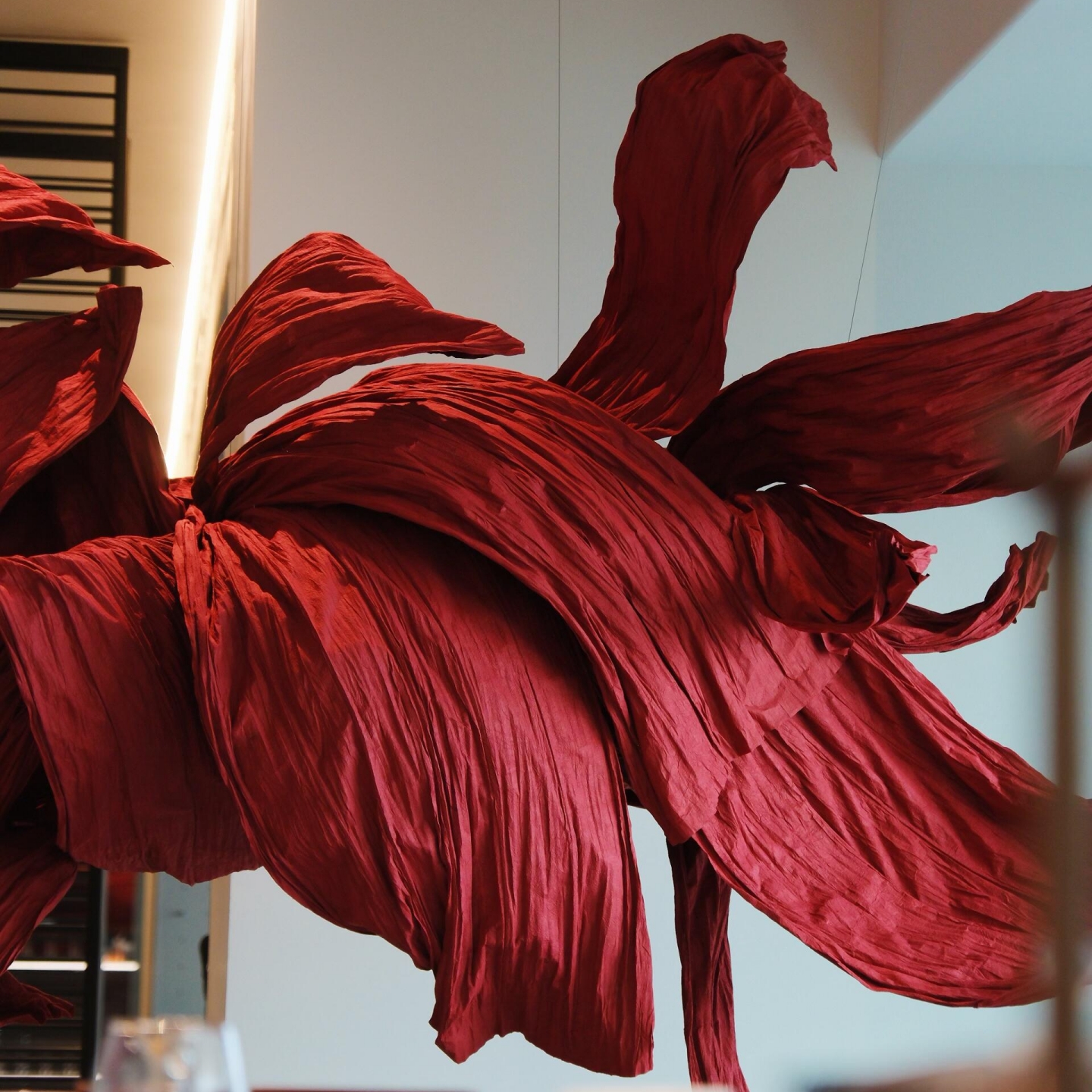 酒红纸艺飘带仿真花艺婚庆拖尾