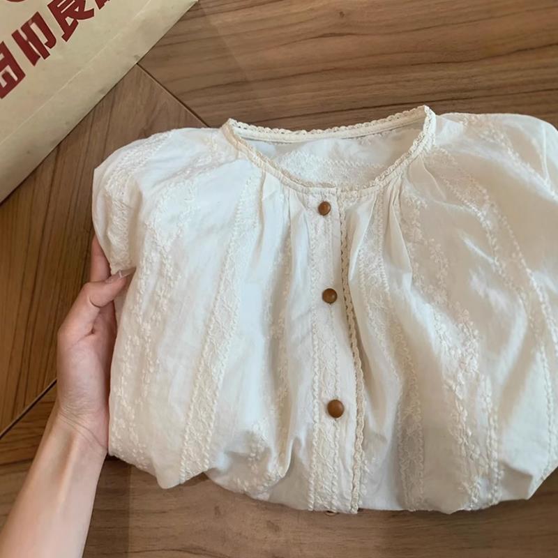 今年流行漂亮刺绣短袖衬衫