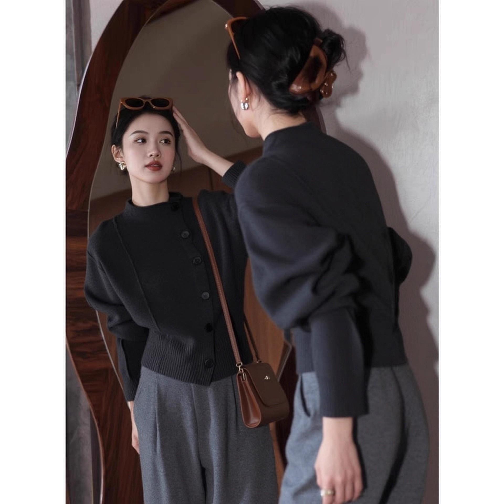 赫本风小众侧扣黑色毛衣