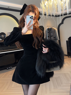 超好看黑色方领丝绒长袖连衣裙