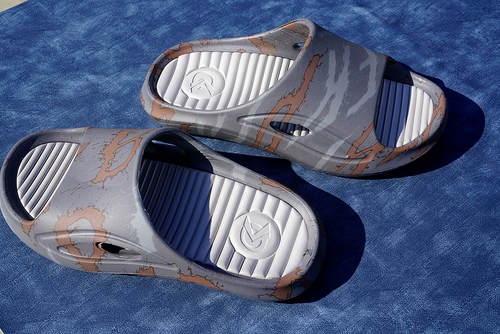 38-45 ярдов одно серая высокая бомба с толстыми толстыми тапочками сандалии.