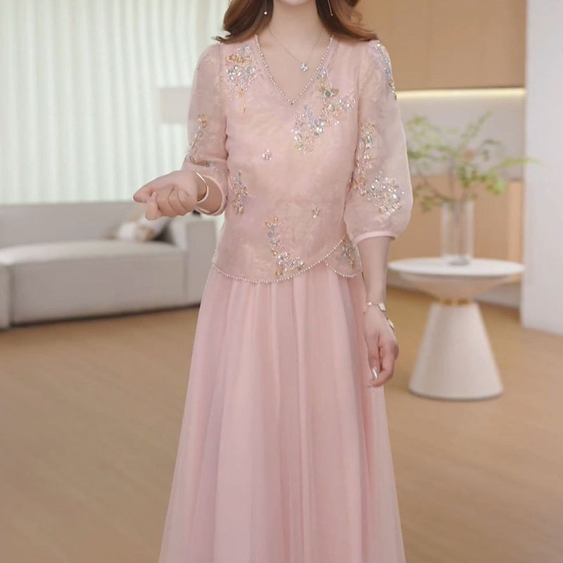 气质减龄粉色假俩件连衣裙女2026春季新款收腰显瘦设计感中长裙子