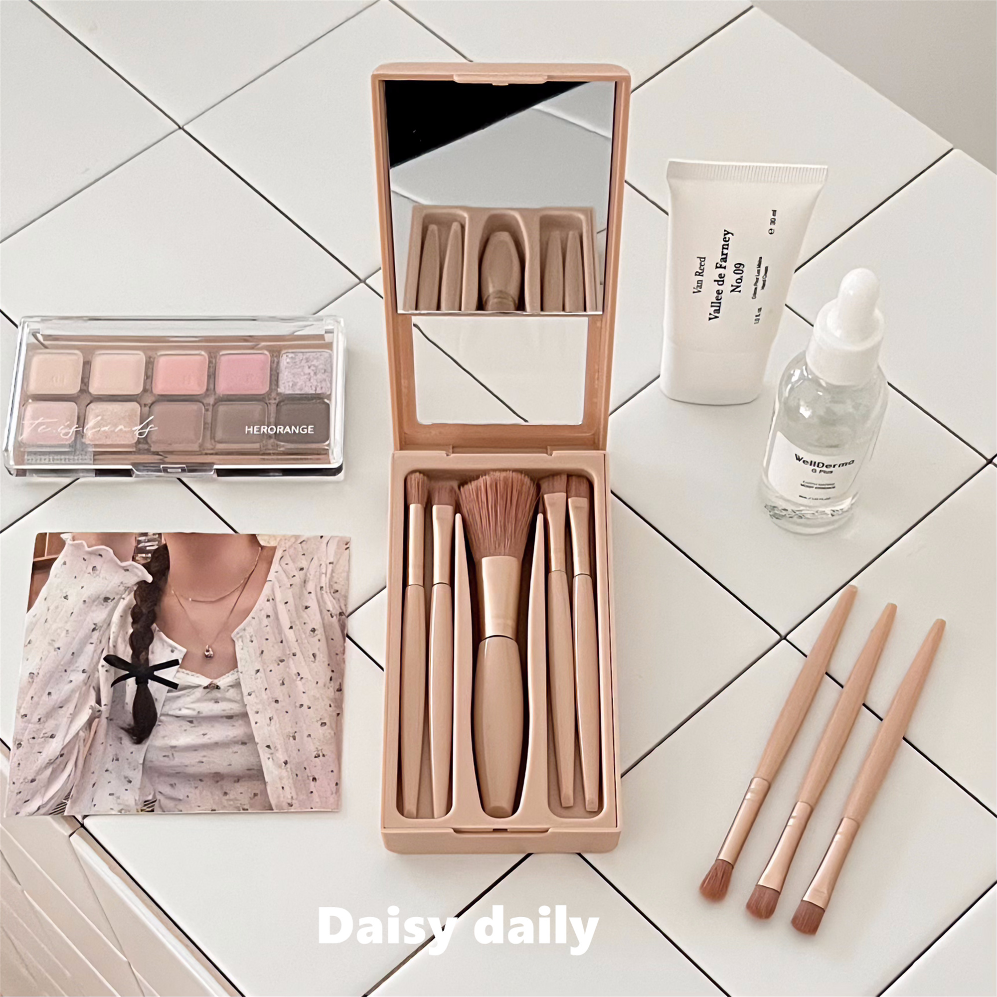 奶油色化妆刷旅行便携套装