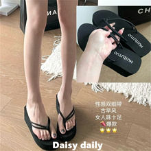 厚底人字拖坡跟拖鞋女2025新款夏外穿增高跟三亚海边沙滩夹脚凉拖