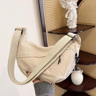 斜挎包饺子包包女式2025新款百搭休闲单肩背包大容量运动轻便小包