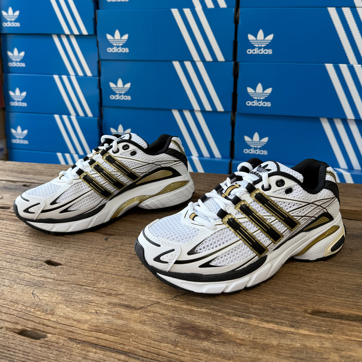 Adidas男女款防滑耐磨休闲鞋