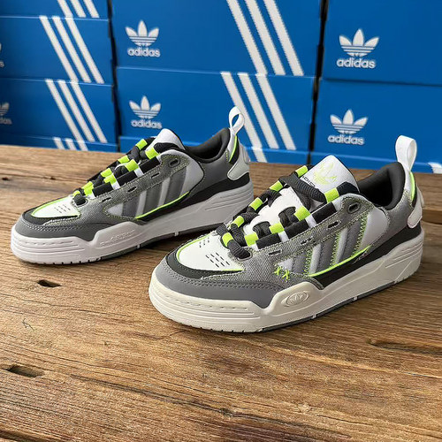 Adidas男女款防滑耐磨休闲运动鞋