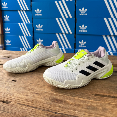 Adidas女款防滑耐磨透气运动鞋