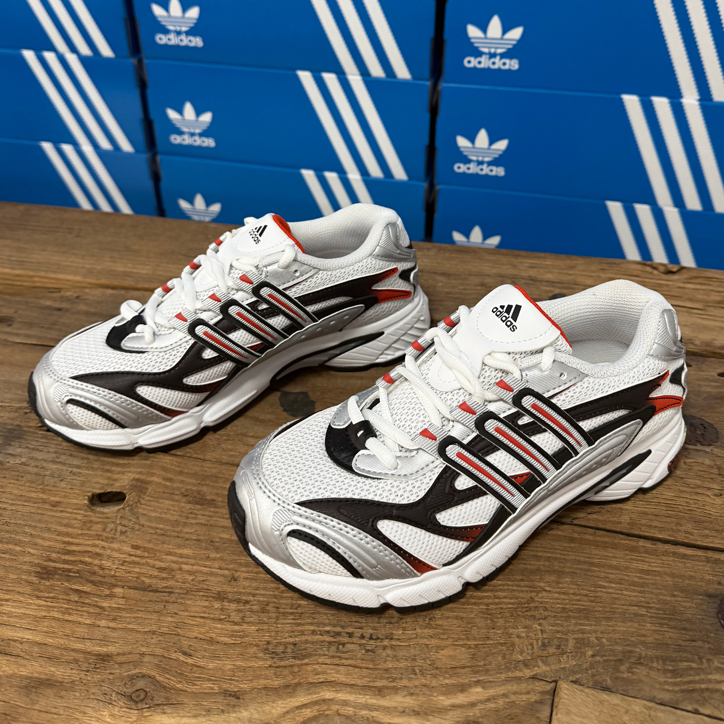 Adidas男女款防滑耐磨休闲运动鞋