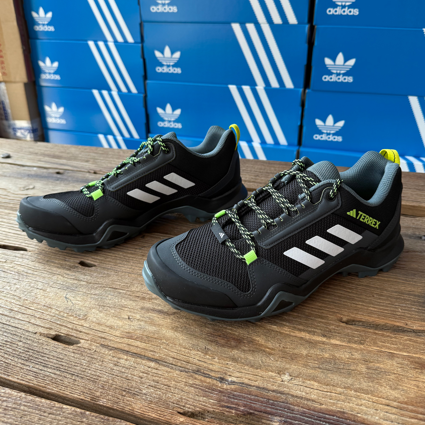 Adidas防滑耐磨透气休闲登山鞋