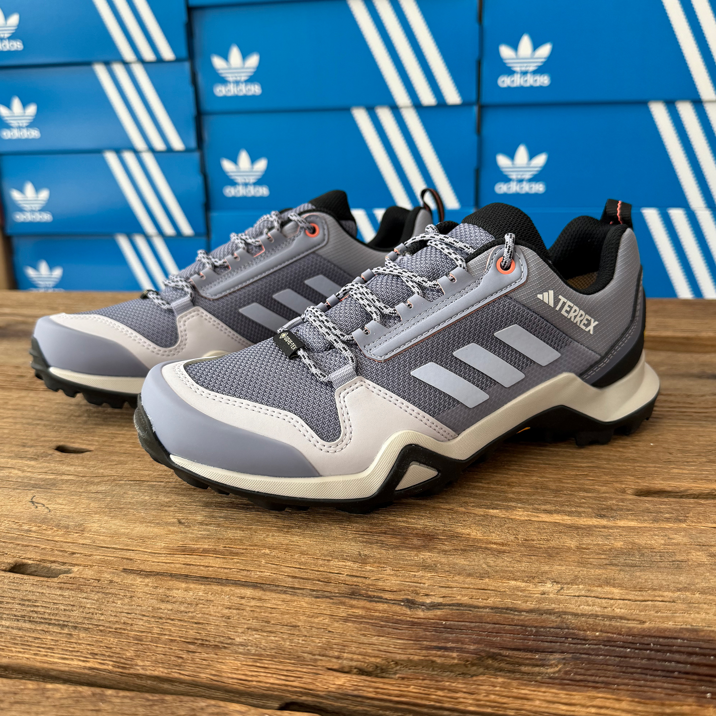 阿迪达斯女鞋户外防水运动登山鞋