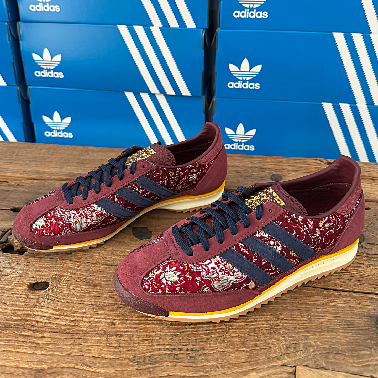 Adidas防滑耐磨休闲运动板鞋