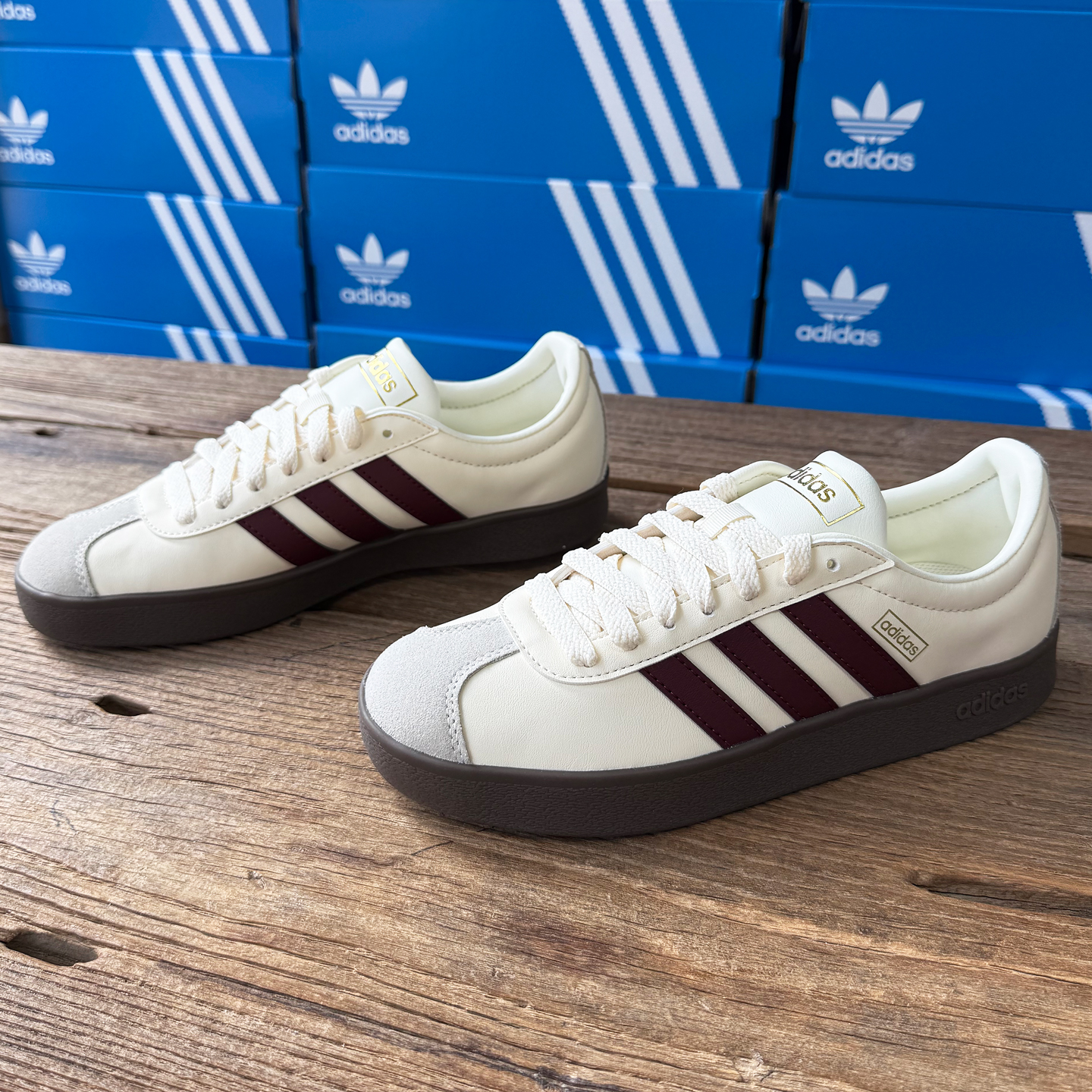 Adidas男女款防滑耐磨休闲板鞋
