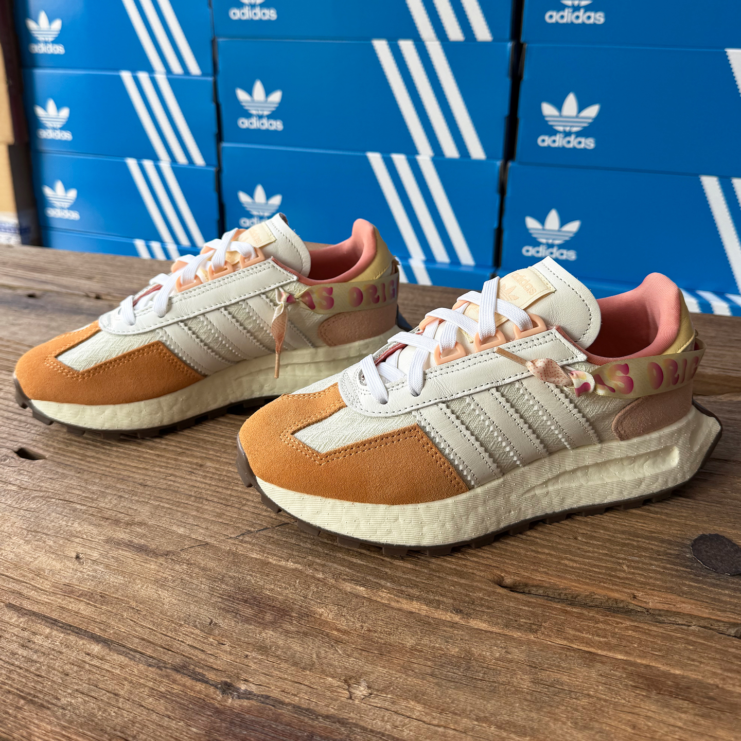 Adidas男女款防滑耐磨休闲运动鞋